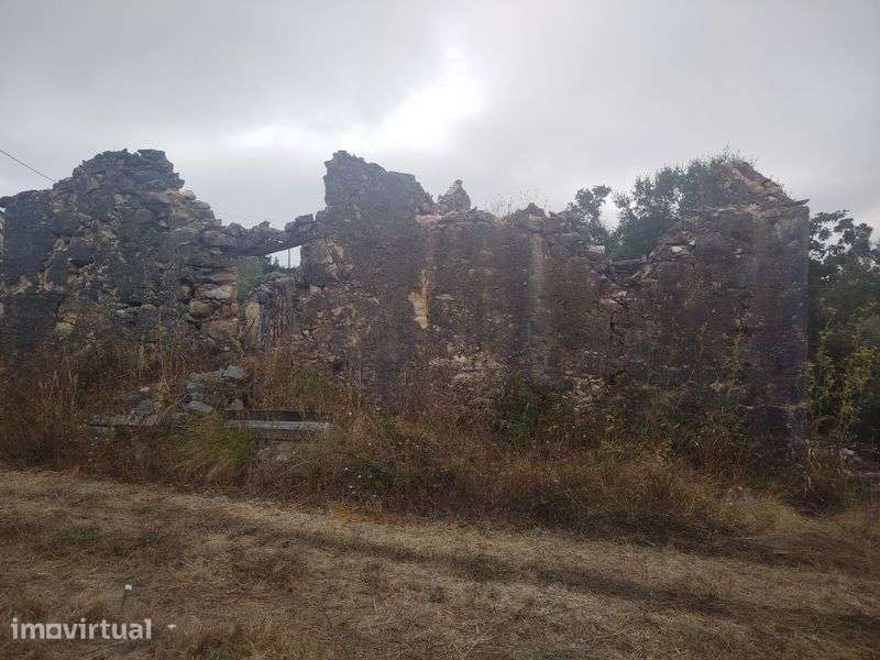 Vende-se casa em ruínas para remodelação - Grande imagem: 2/8