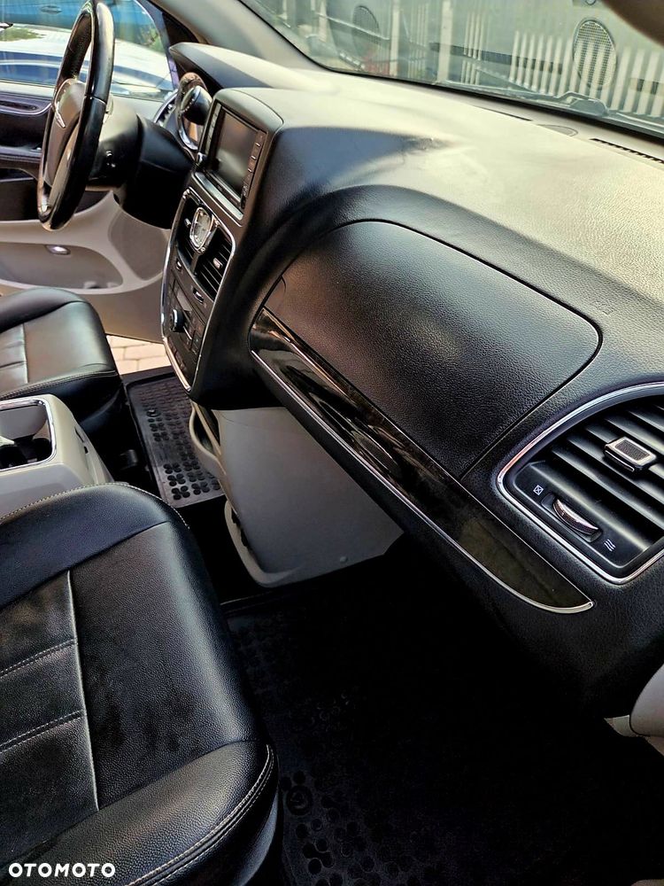 Chrysler Town & Country - 12