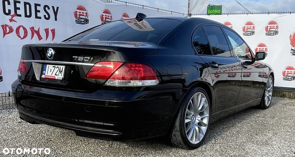 BMW Seria 7 750i - 8