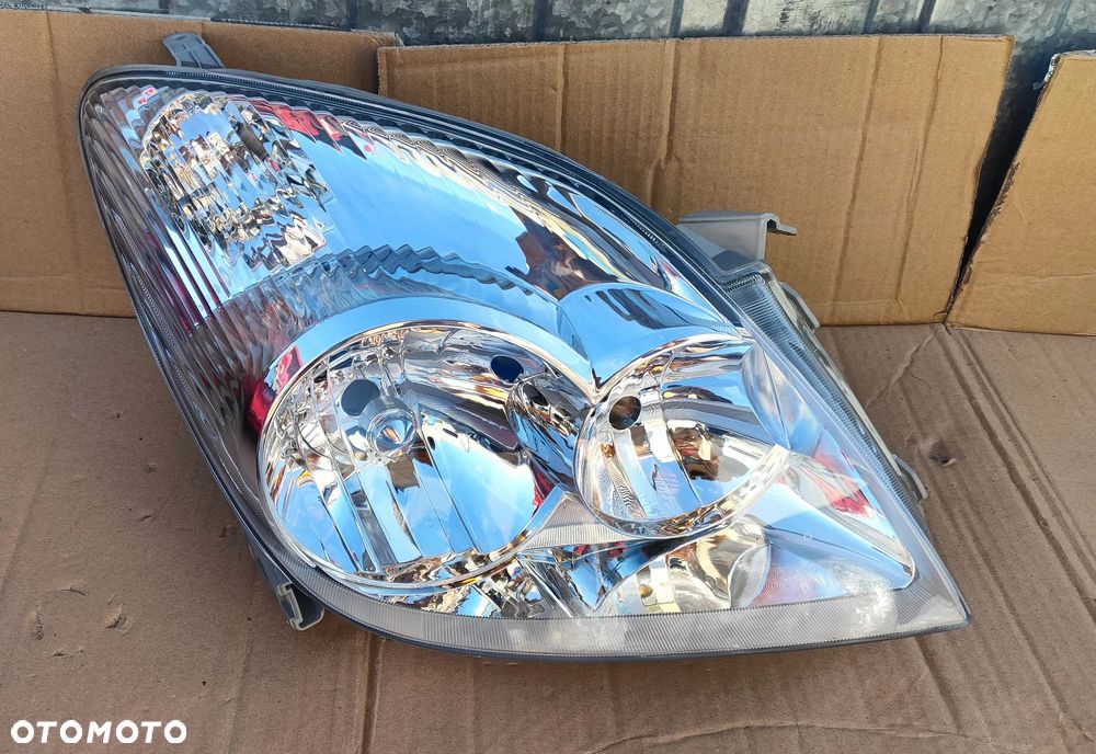 Reflektor prawy Lampa Prawa Toyota Corolla Verso 2001- Nowa