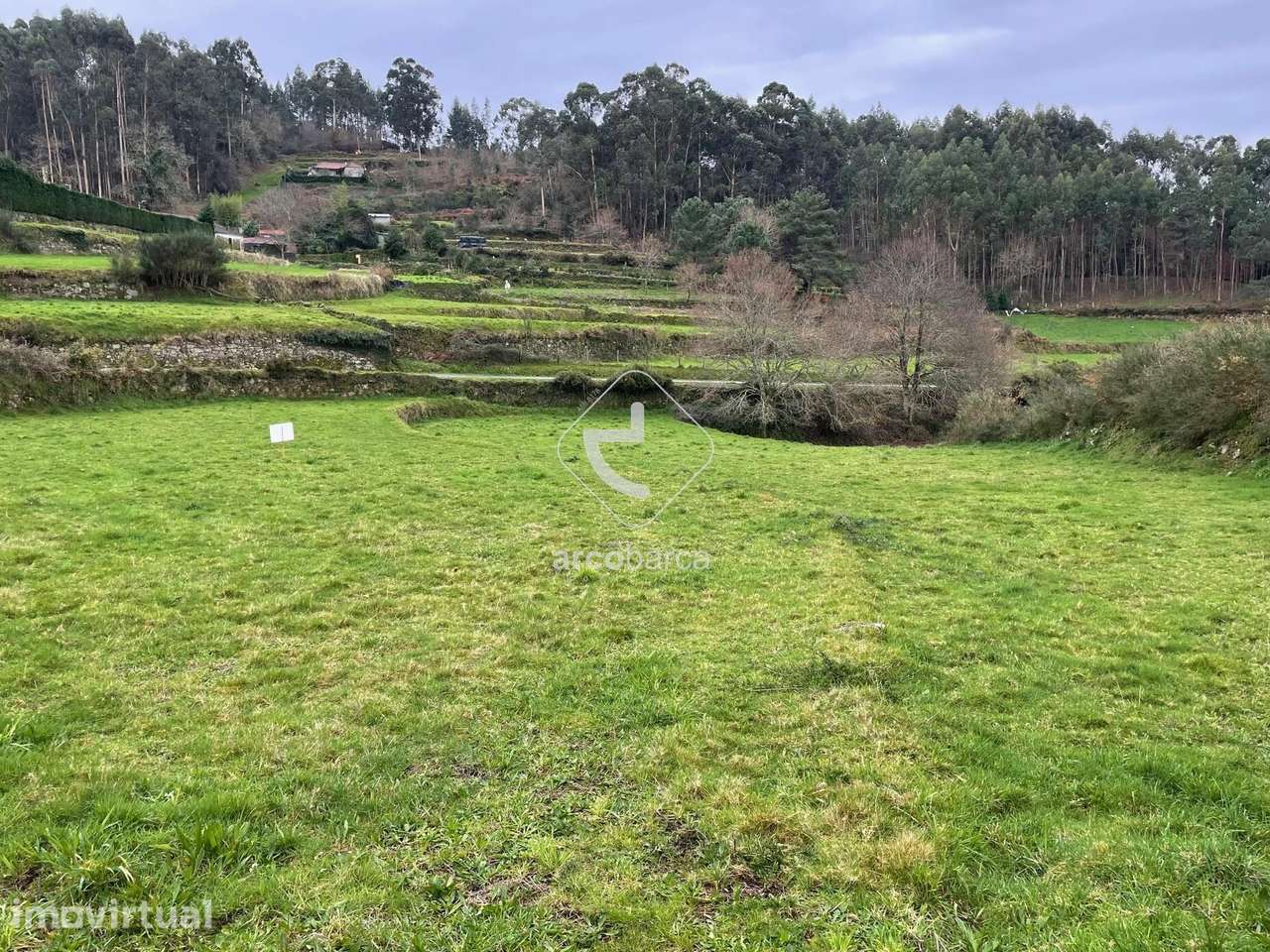 Terreno urbanizável com 910m2, com bons acessos e exposição solar, em - Grande imagem: 2/36