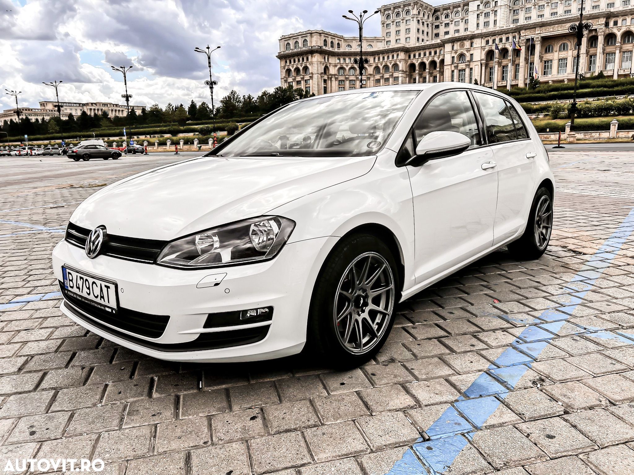 Volkswagen Golf - 1