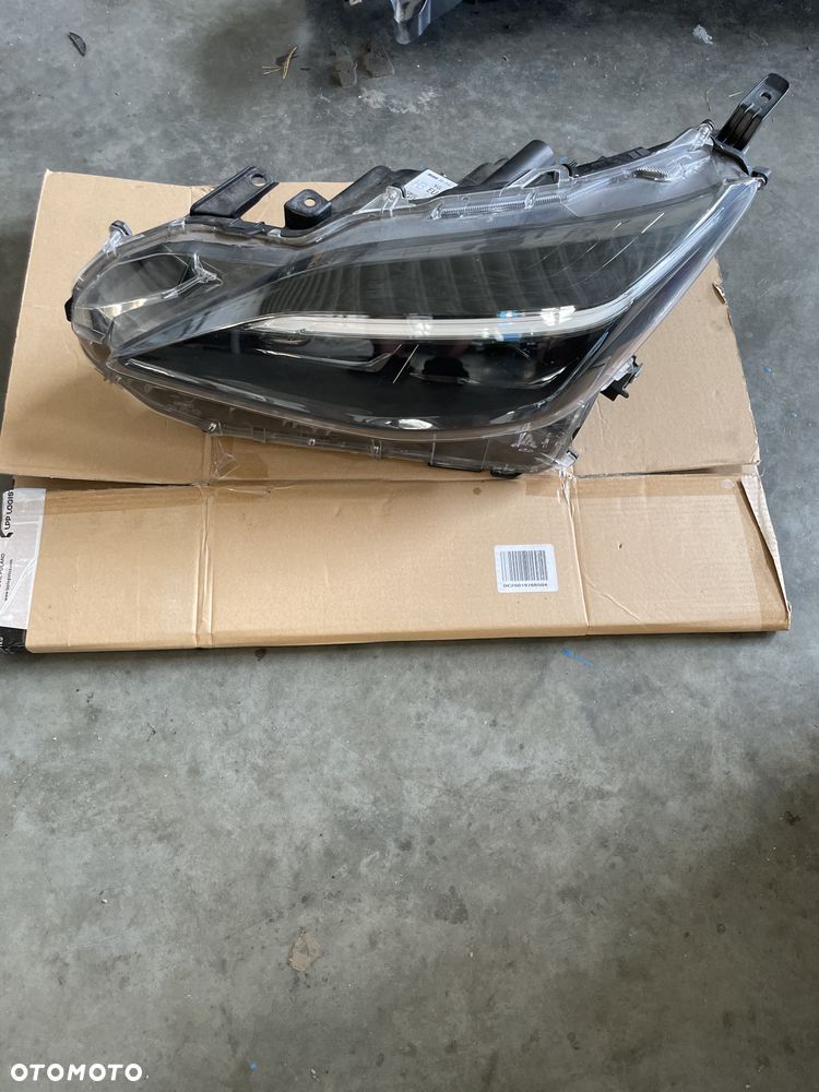 Lampa przednia lewa Toyota Yaris Cross - 1