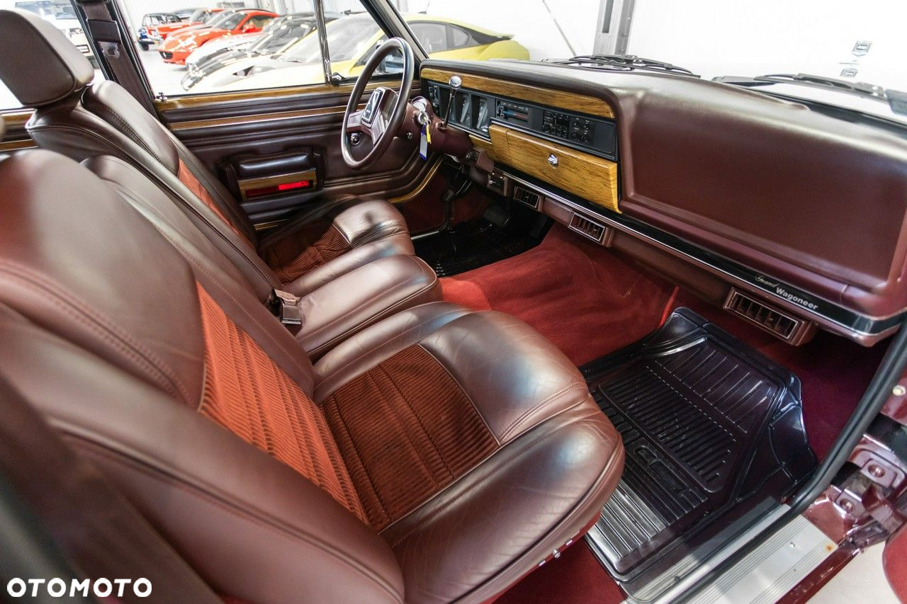 Jeep Wagoneer - 27