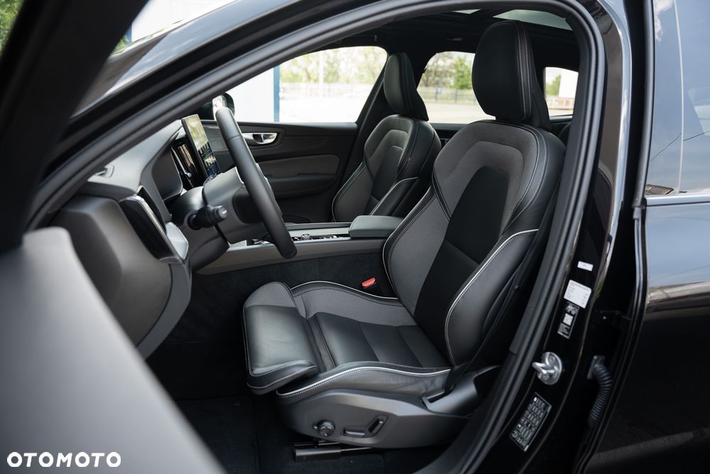 Volvo XC 60 B5 B AWD Ultimate Dark - 24