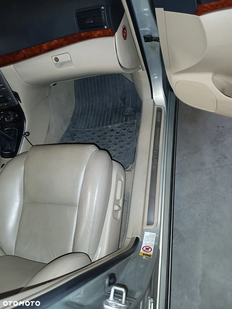Toyota Avensis - 12