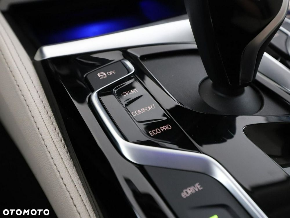 BMW Seria 5 530e iPerformance xDrive Luxury Line - 32