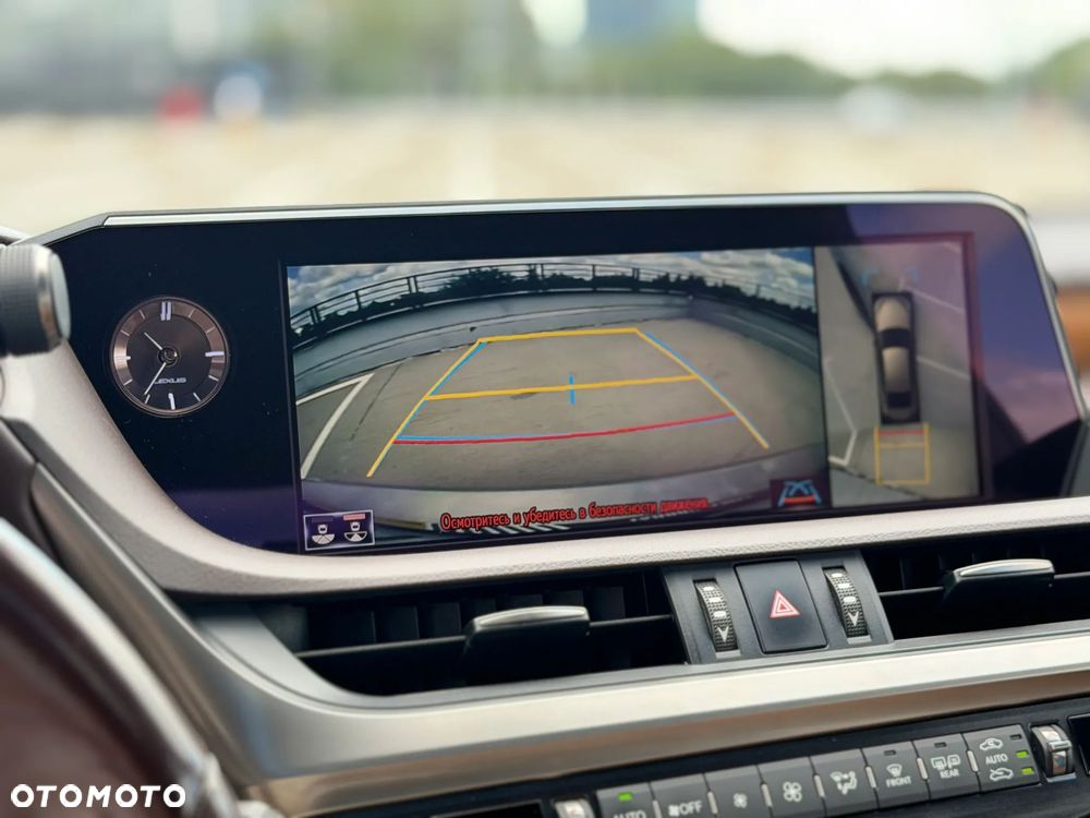 Lexus ES 300h Omotenashi - 11