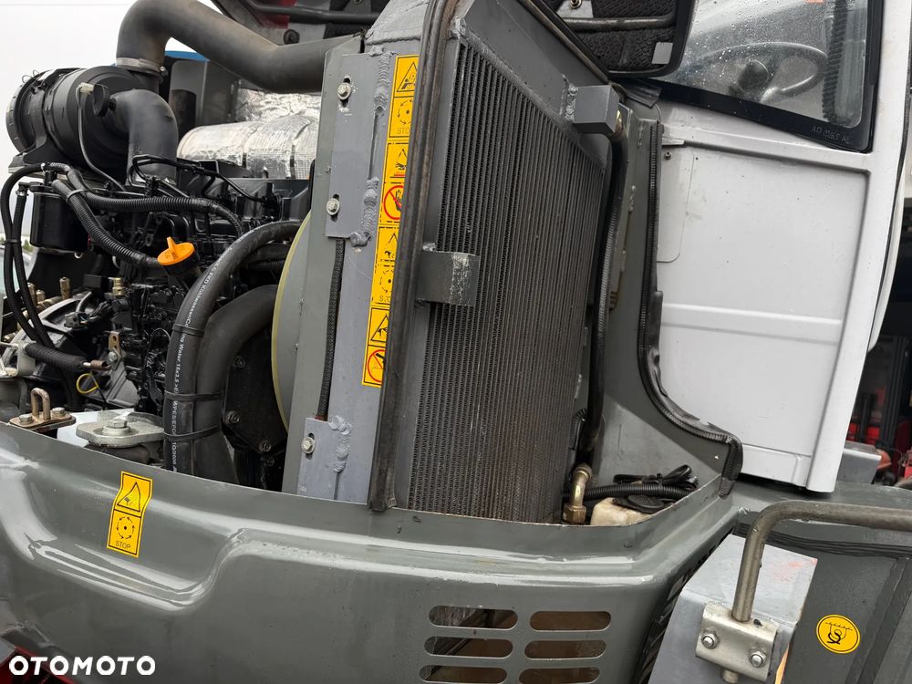 Wacker Neuson 6503 Koparka Kołowa 7ton. Nowe Podwójne Opony z felgami dodatkowe! Niski Przebieg. Maszyna w Bardzo ładnym Stanie. Pochodzi z Komuny Norweskiej. Silnik YANMAR 65KM. Zero luzów wycieków 2 łyżki Okazja. Maszyna pracowała sporadycznie przy lekkich pracach publicznych. Zero zużycia. Dekra 2026r Dokumentacja. Stabilizatory. Zamki na tłokach. 3 sekcje Hydrauliczne. Szybka wolna Jazda. Silnik YANMAR - 11