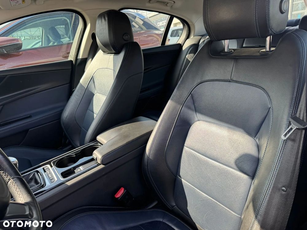 Jaguar XE 2.0 D Pure - 12