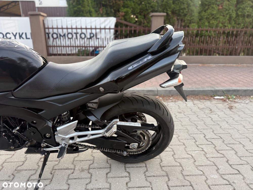 Suzuki GSR - 24