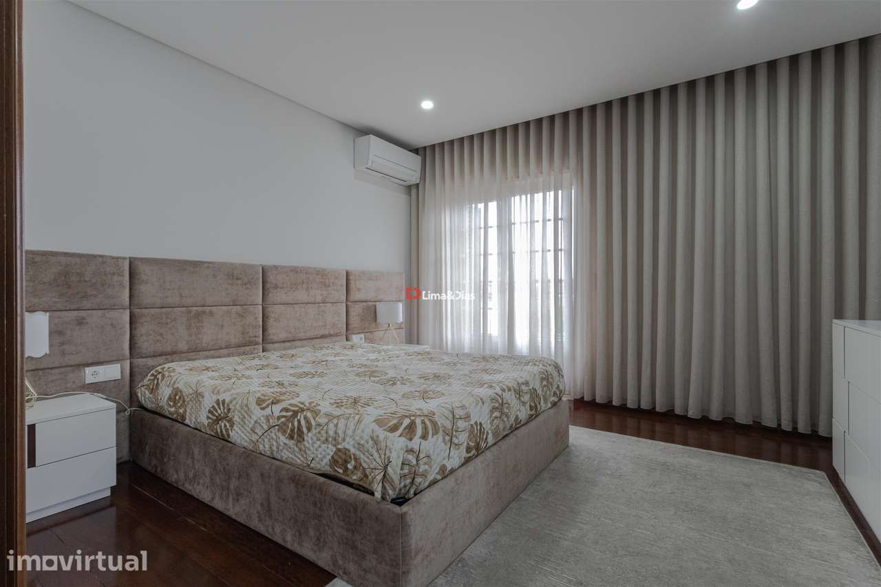 Moradia de Prestígio com Espaço, Conforto e Potencial Único - Grande imagem: 3/27