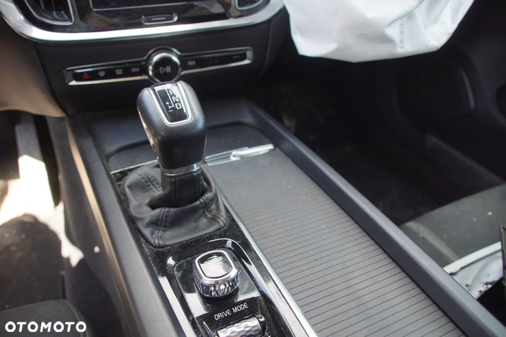 Auto na części - Volvo V60 II 2.0 D4 190 KM D4204T14 TG-81SC 727 2019R Silnik Skrzynia Drzwi Błotnik Klapa Zderzak Lampa Lusterko Klamka Szyba Deska Kokpit Sterownik Moduł Czujnik Licznik Wyświetlacz Panel Kierownica - 14