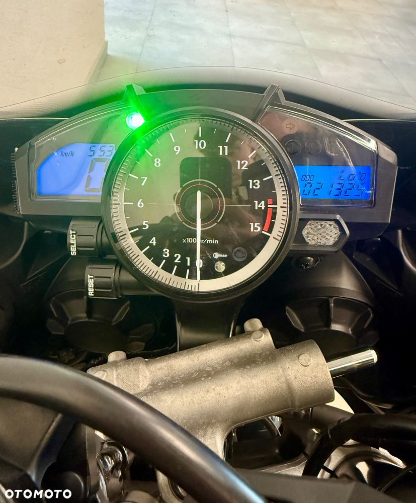 Yamaha R1 - 9