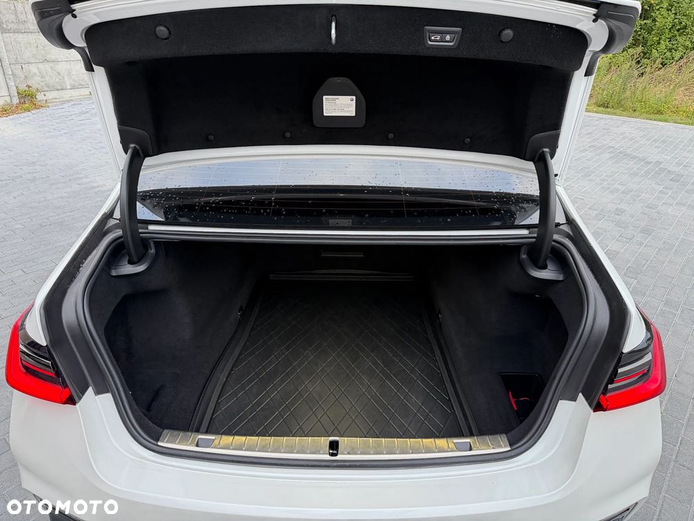 BMW Seria 7 750Li xDrive sport - 26