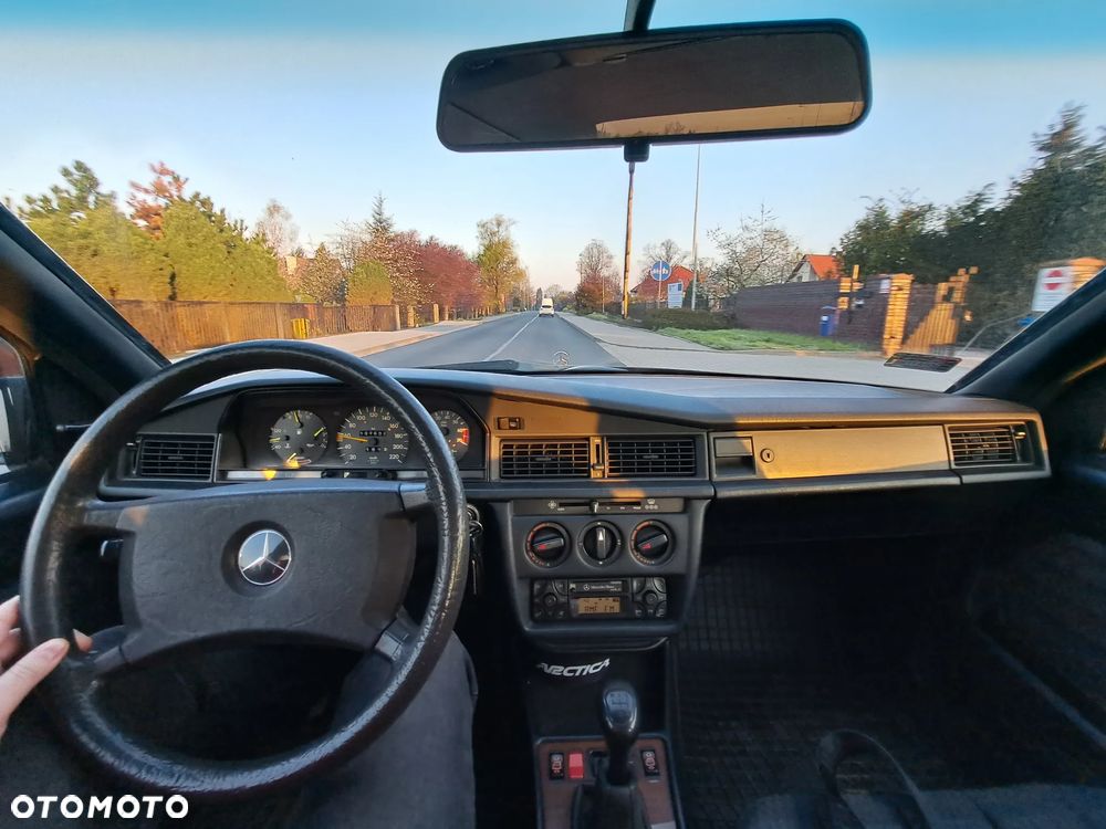 Mercedes-Benz W201 (190) - 2