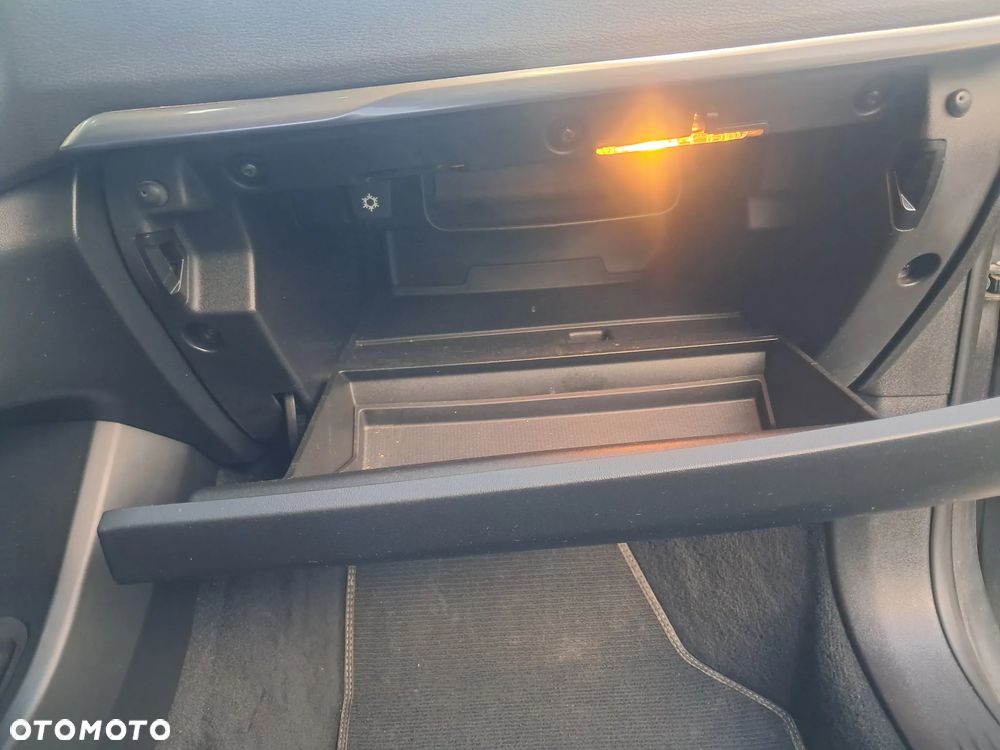 Volvo V40 D2 R-Design - 18