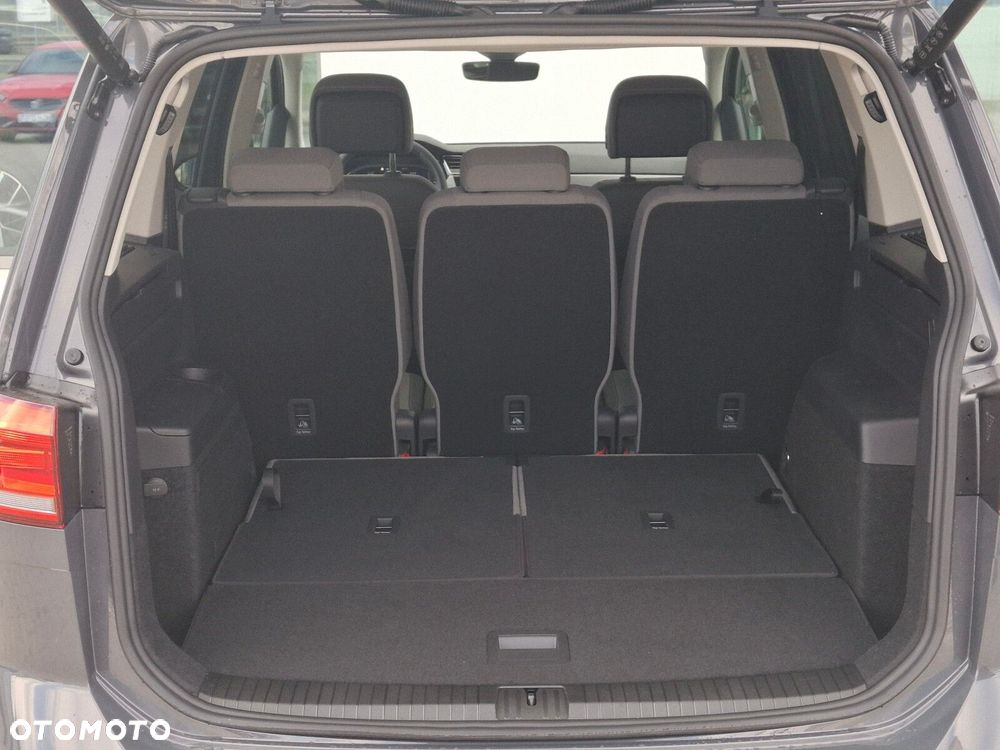 Volkswagen Touran - 12