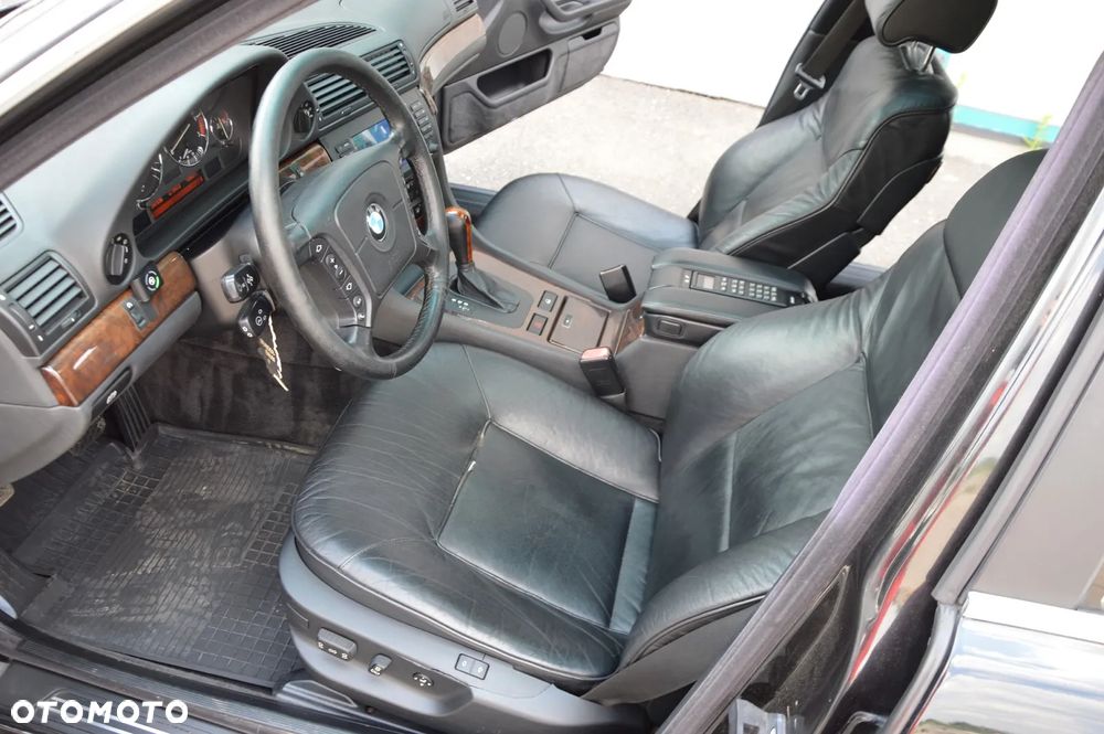 BMW Seria 7 740i - 24