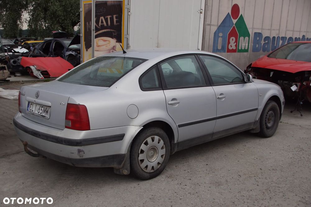 Auto na części - Volkswagen Passat B5 1.9 TDI 115 KM AJM DUK LB7Z 2000R Silnik Skrzynia Drzwi Maska Błotnik Klapa Zderzak Lampa Lusterko Klamka Szyba Deska Kokpit Sterownik Moduł Czujnik Licznik Panel Kierownica - 4