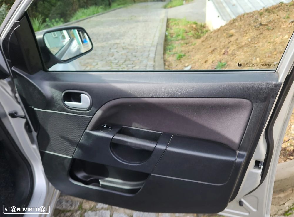 Ford Fiesta 1.4 TDCI Ghia - 19