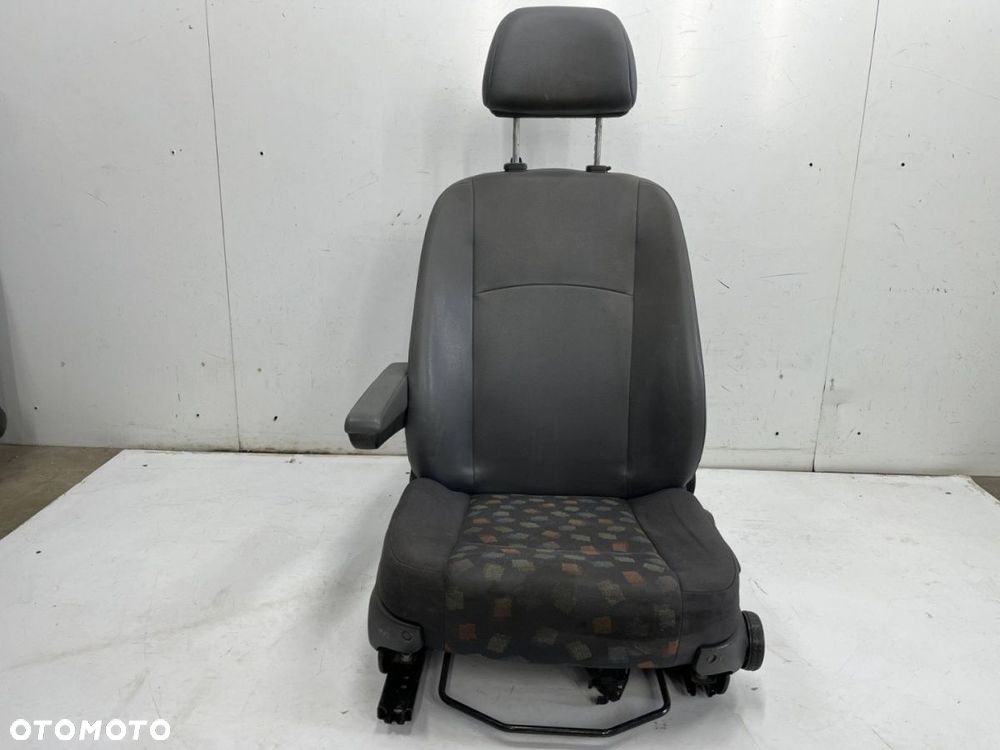 Fotele Mercedes Vito Viano W639 03-14r. siedzisko oparcie kierowcy z podłokietnikiem - 1