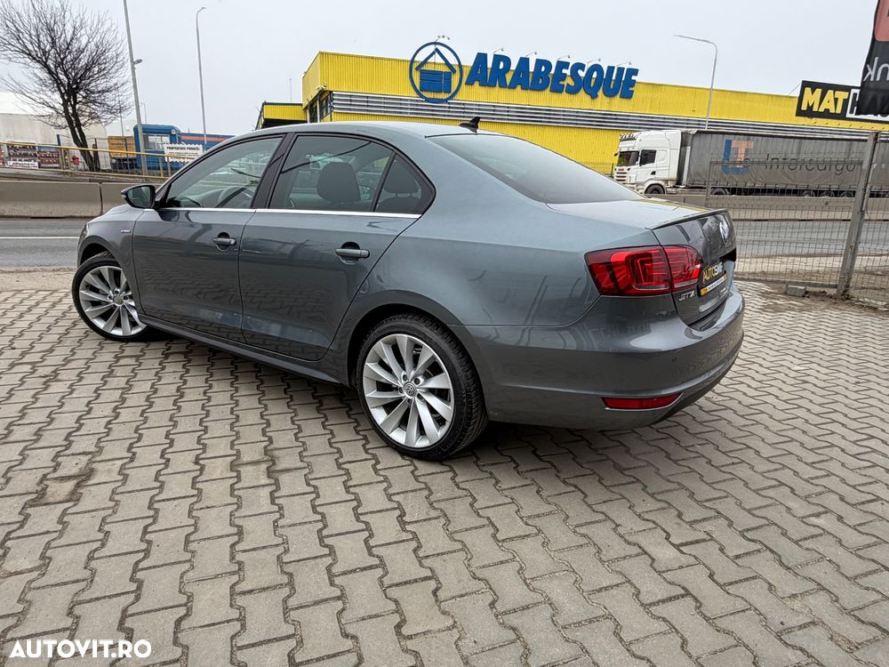 Volkswagen Jetta - 4