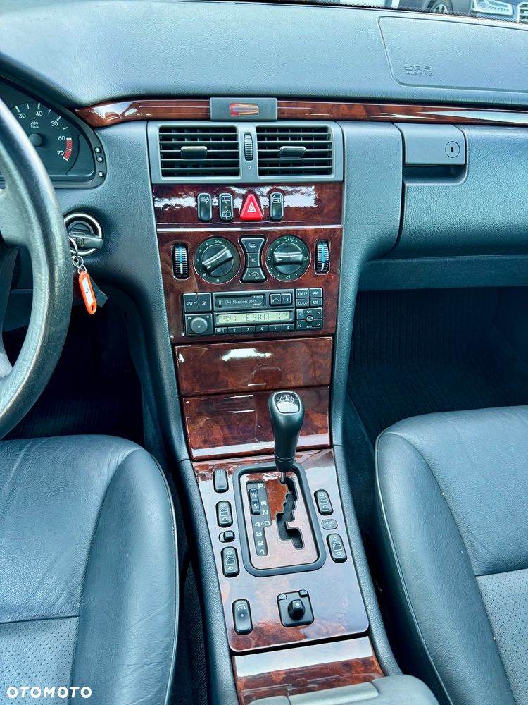 Mercedes-Benz Klasa E 320 T 4-Matic Elegance - 23