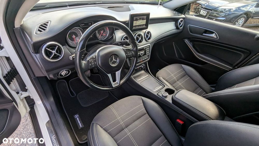 Mercedes-Benz GLA 200 d 4-Matic - 16
