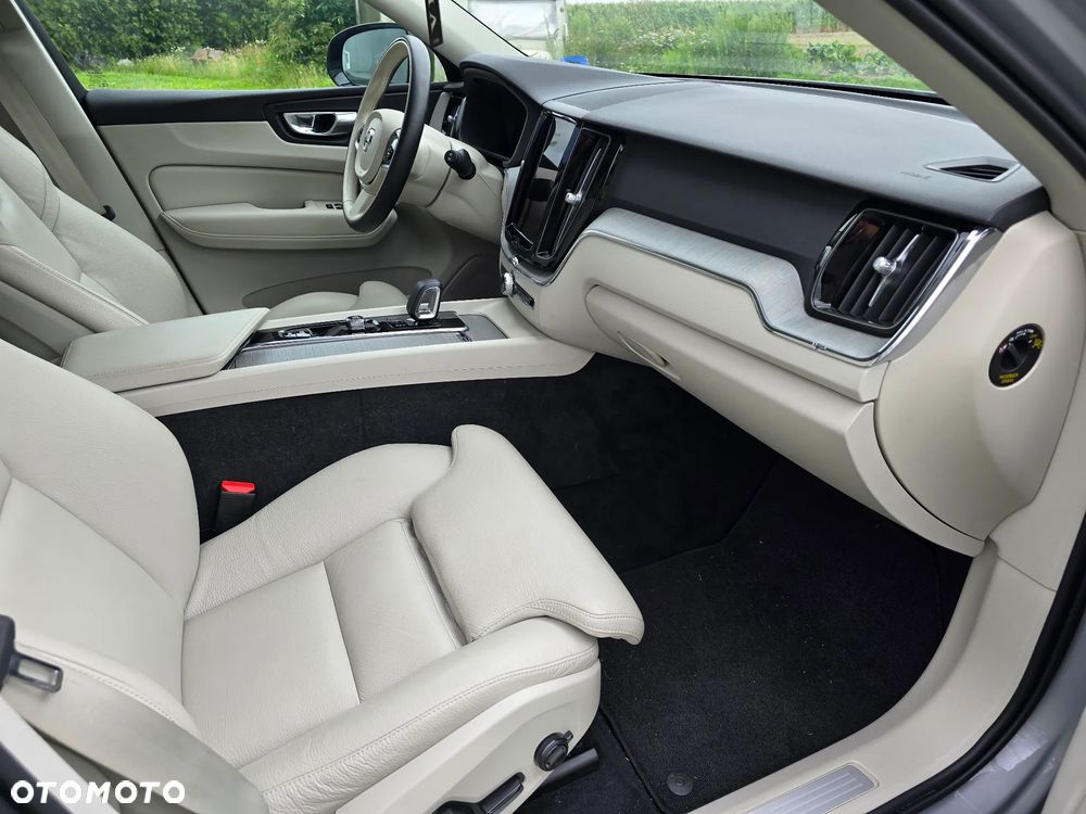 Volvo XC 60 B4 D AWD Plus Dark - 23
