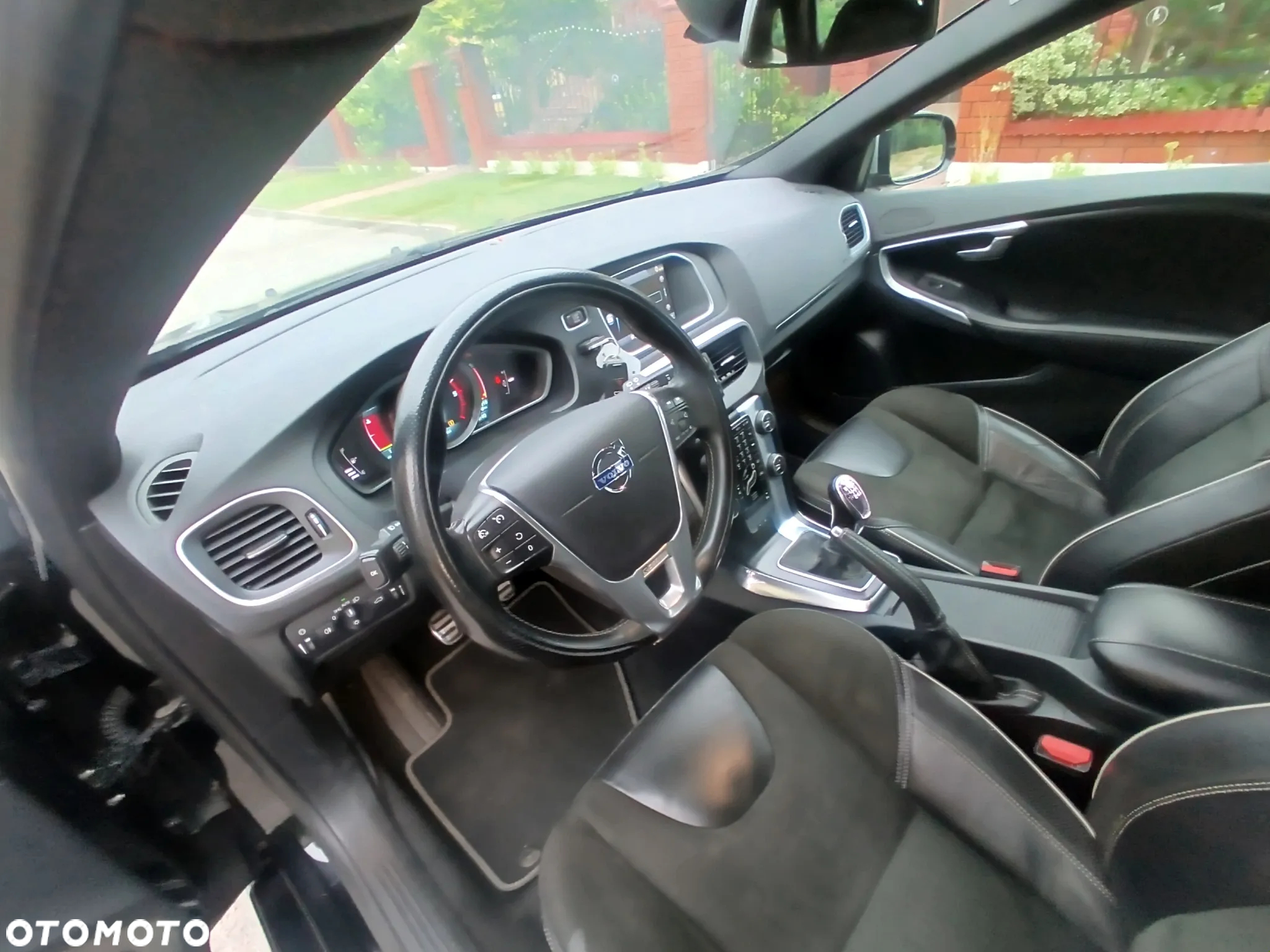 Volvo V40 D2 R-Design - 11