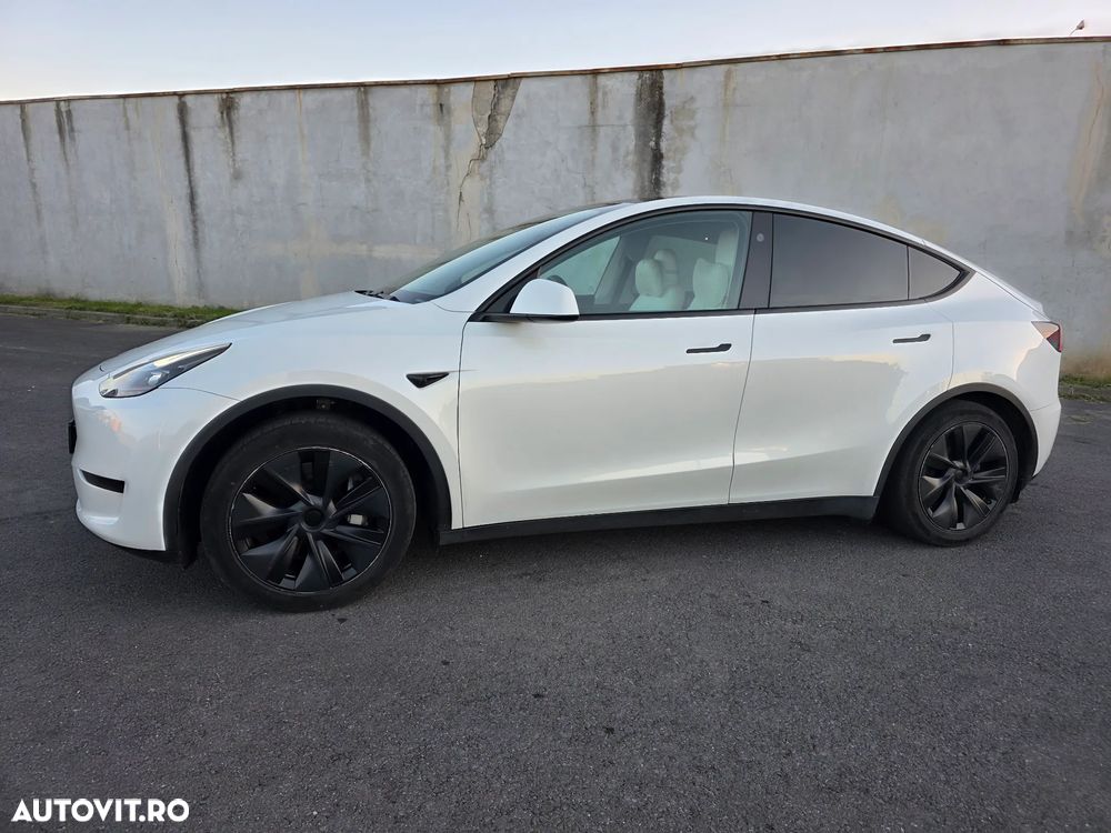 Tesla Model Y - 4