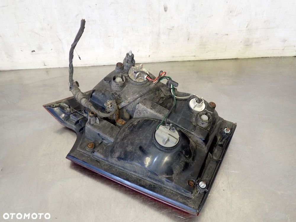 LAMPA PRAWA TYLNA W KLAPIE SSANGYONG KYRON - 2