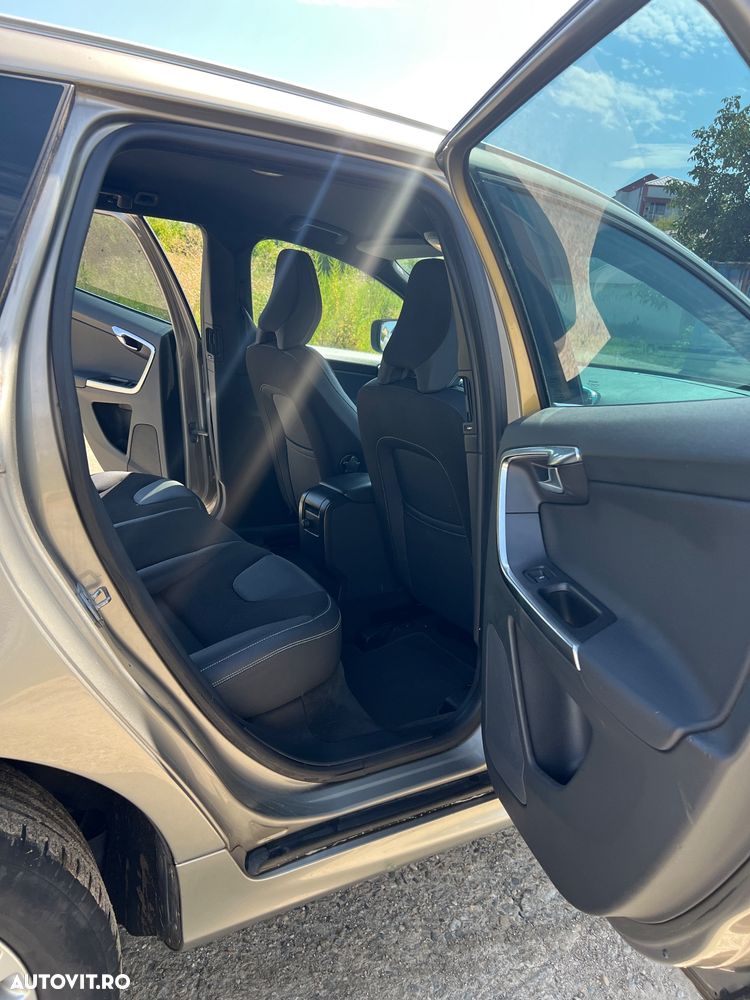 Volvo XC 60 D5AWD Momentum - 8