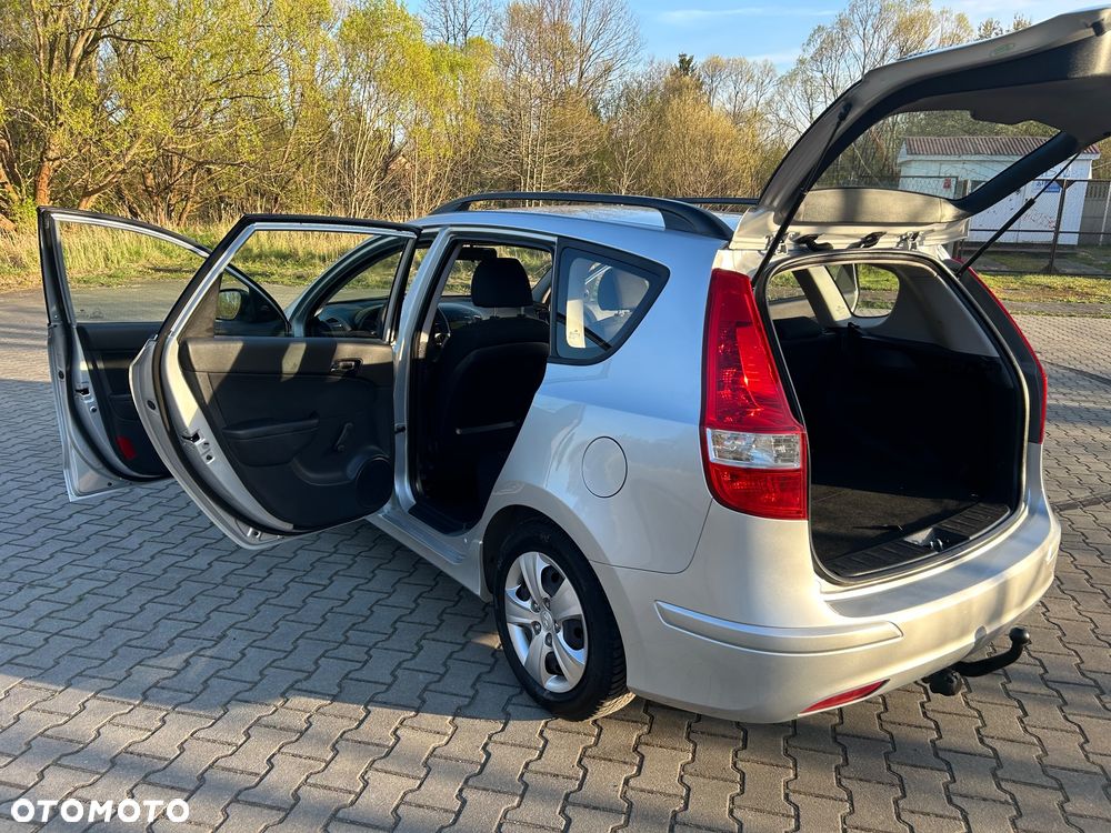 Hyundai i30 i30cw 1.6 CRDi FIFA WM Edition - 28