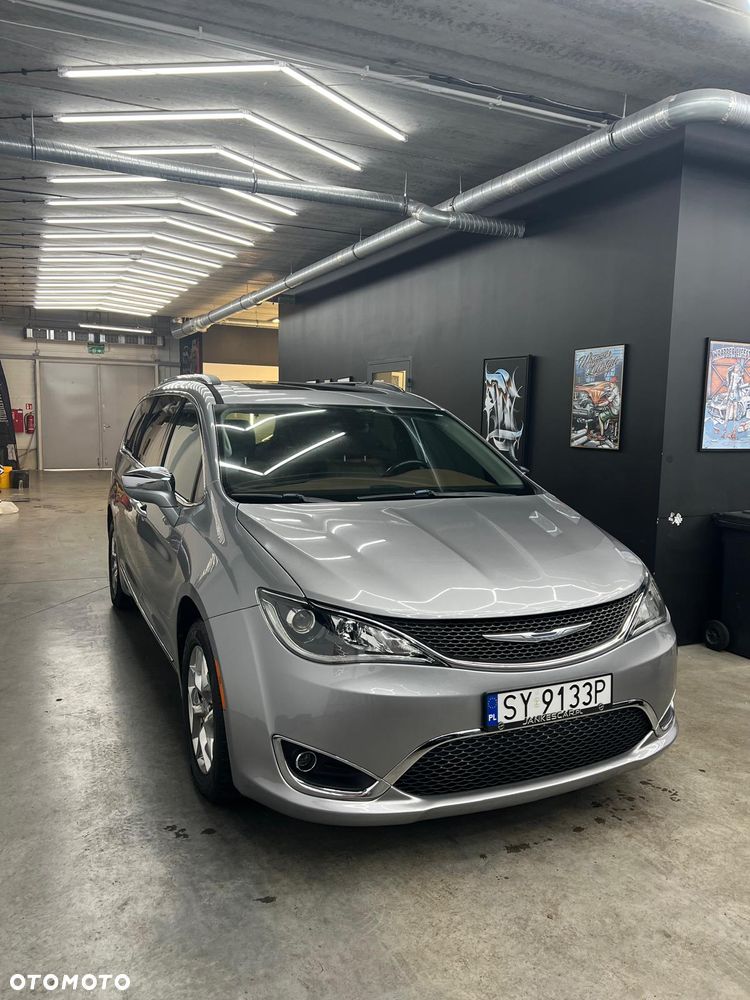 Chrysler Pacifica - 4