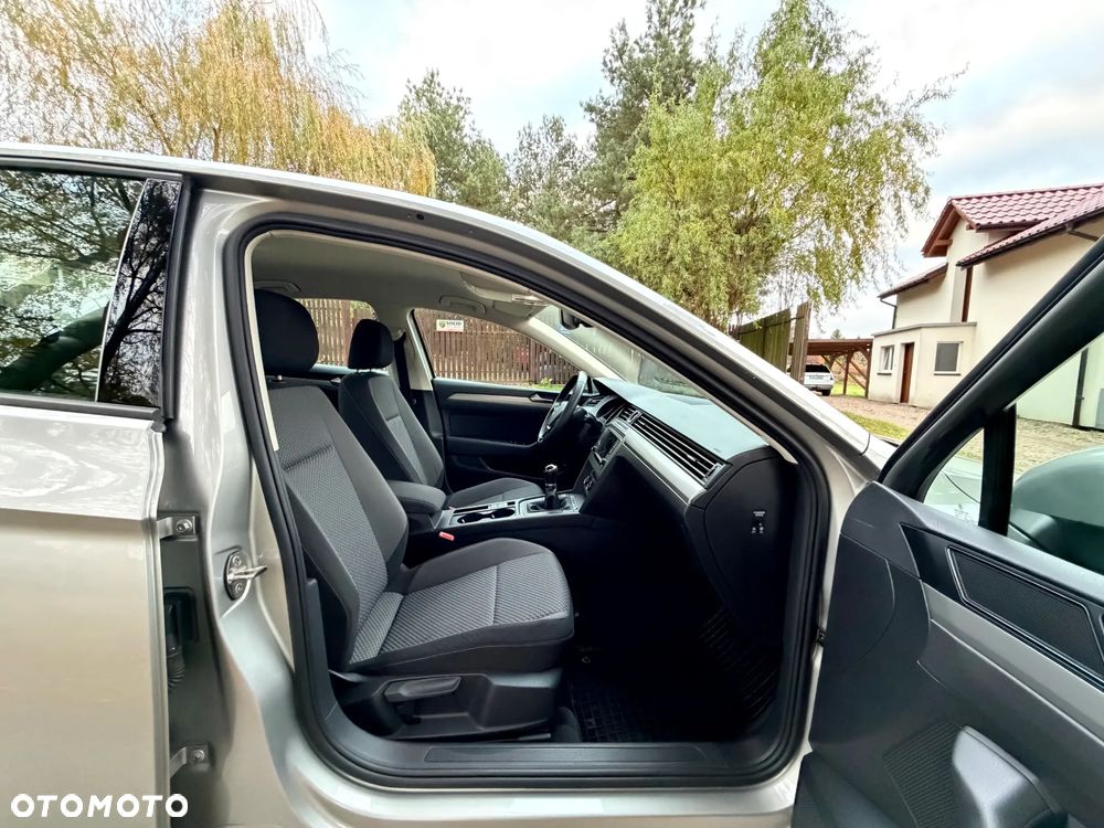 Volkswagen Passat 1.6 TDI BMT Comfortline - 26