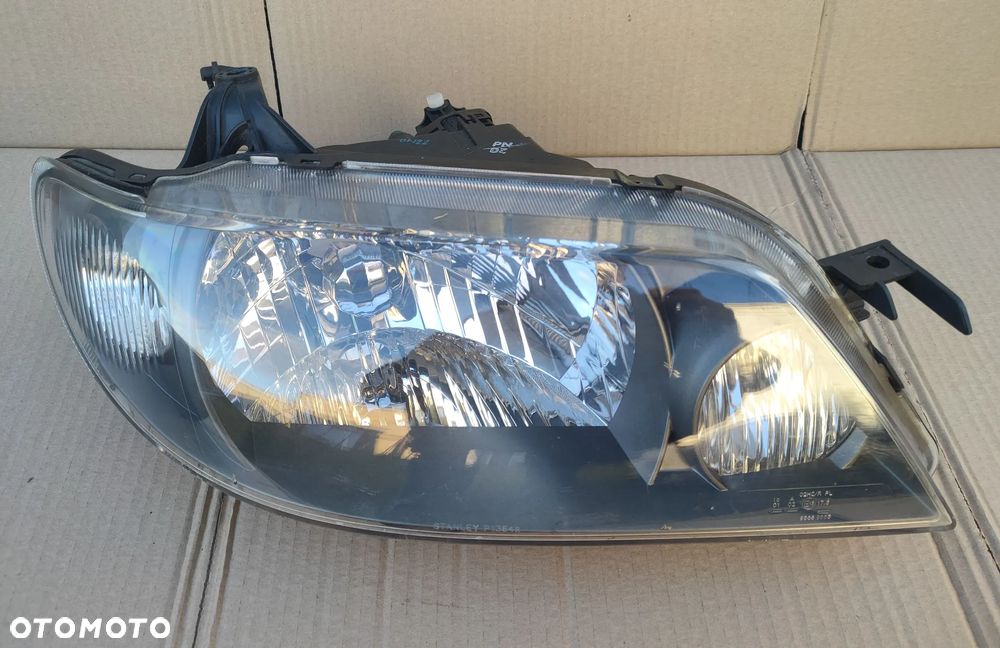Reflektor prawy Lampa prawa Mazda 323F 2001- Ciemna EU
