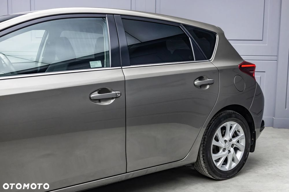 Toyota Auris Hybrid 135 Premium - 32