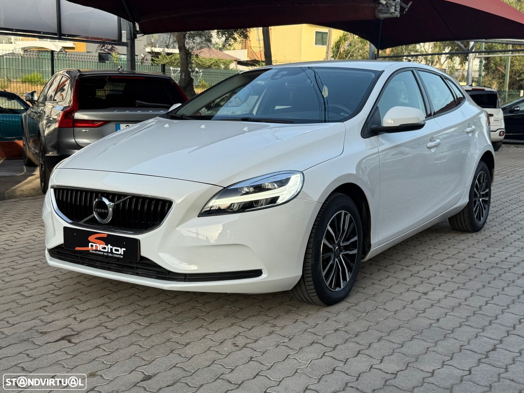 Volvo V40 2.0 D2 Momentum Geartronic - 1