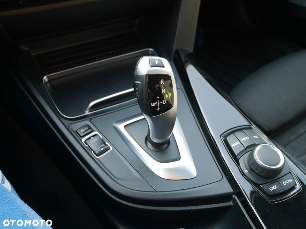 BMW Seria 3 318d Sport Line - 31