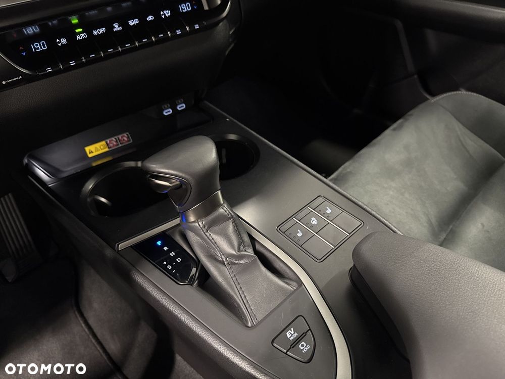 Lexus UX 250h GPF Business 2WD - 27