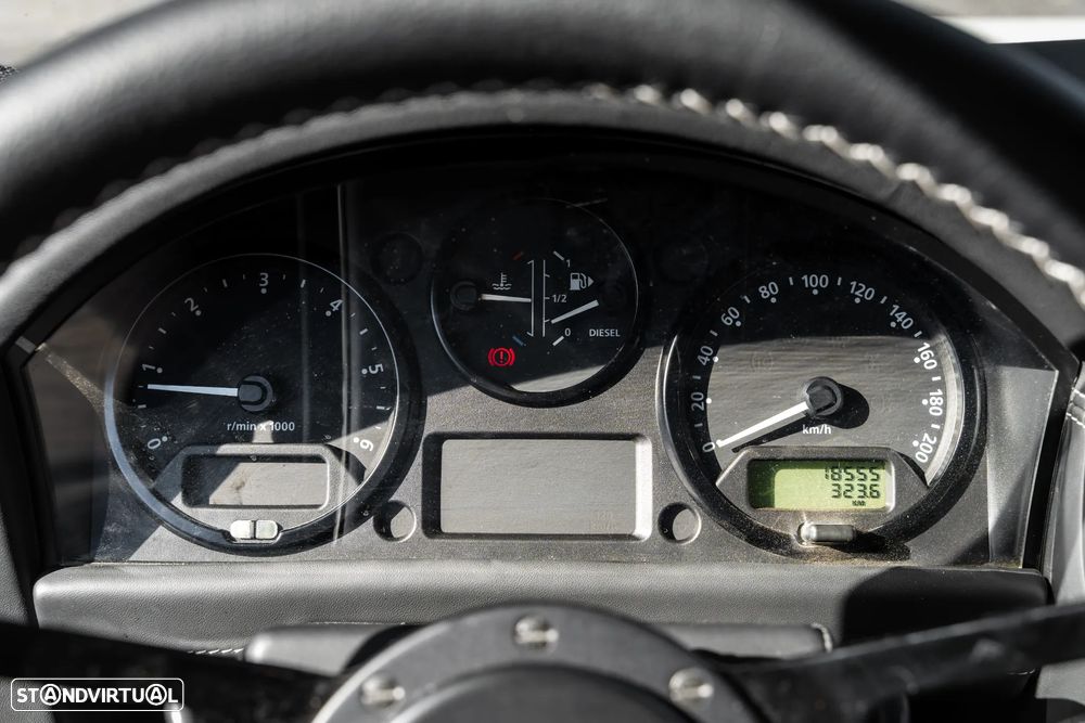 Land Rover Defender 90 S - 12