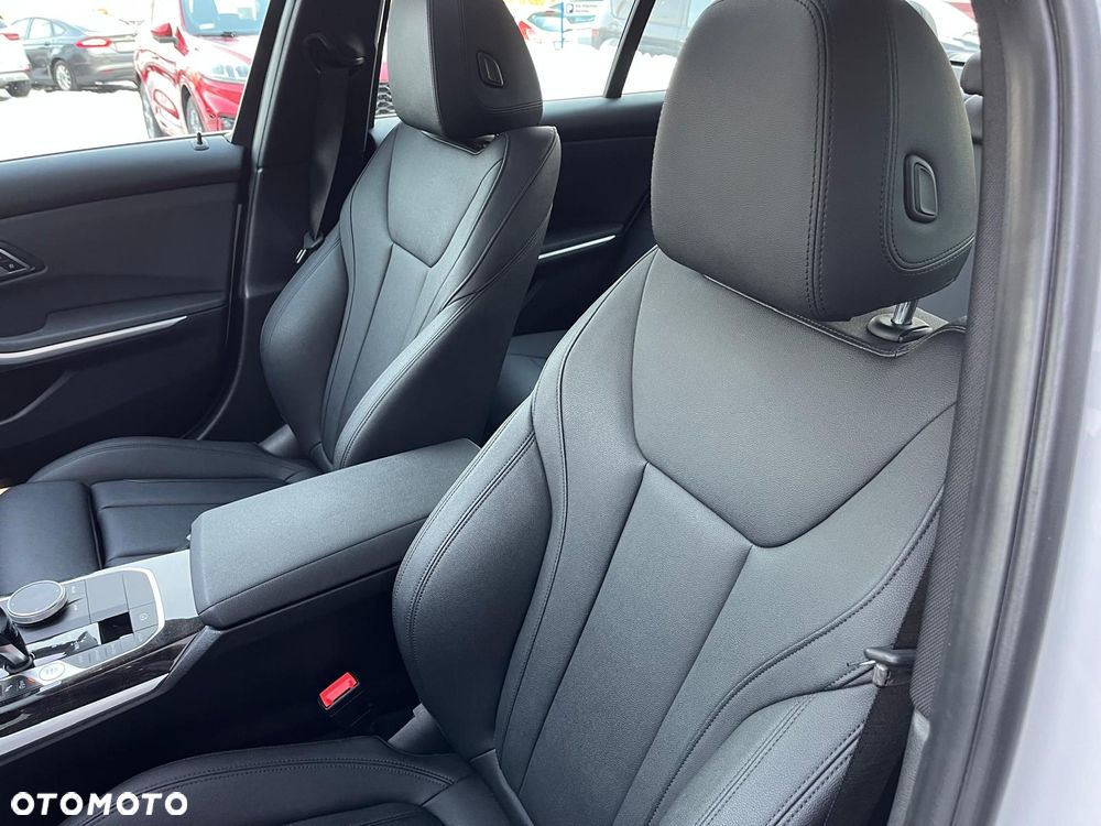 BMW Seria 3 330i xDrive - 15