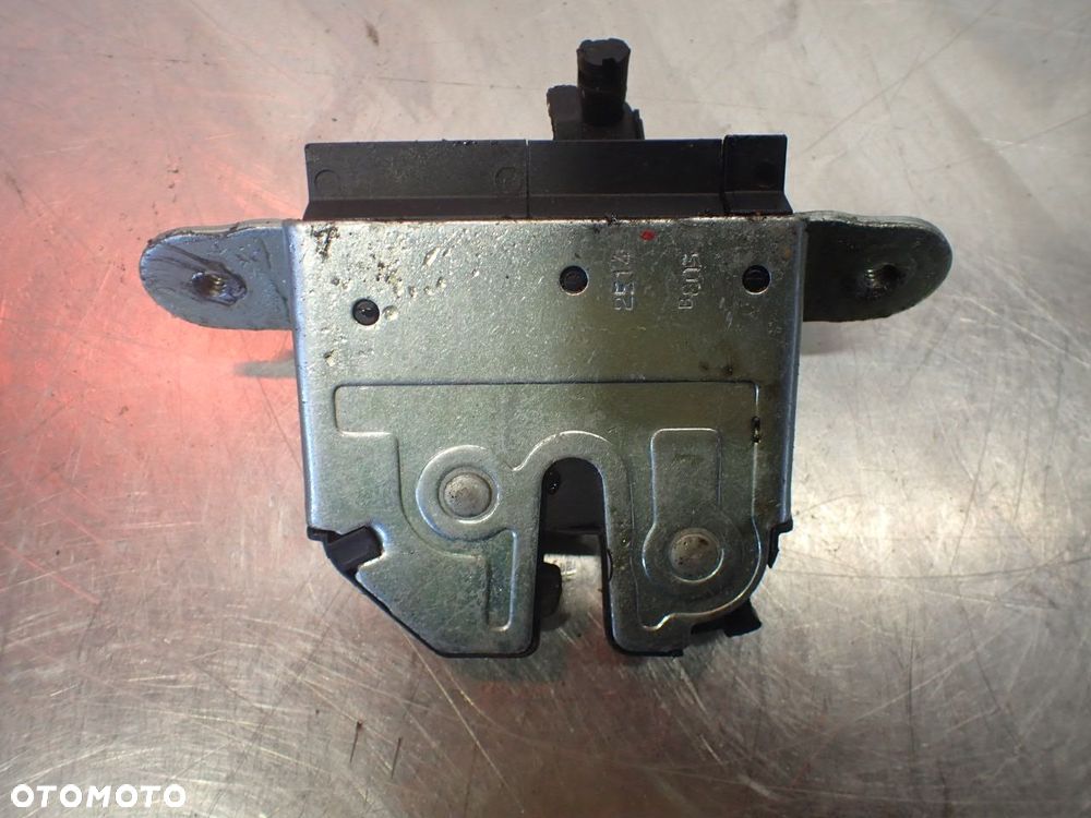 ZAMEK KLAPY BAGAŻNIKA OPEL CORSA D 1.4 13317445 - 2