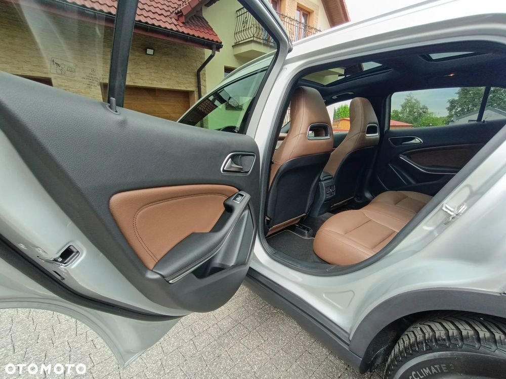 Mercedes-Benz GLA 250 4Matic 7G-DCT - 24