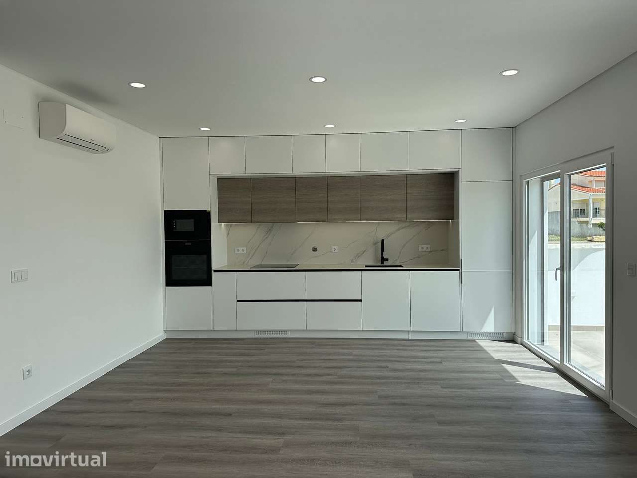 Moradia T3 com terraço e garagem, próxima a praias - Grande imagem: 3/24