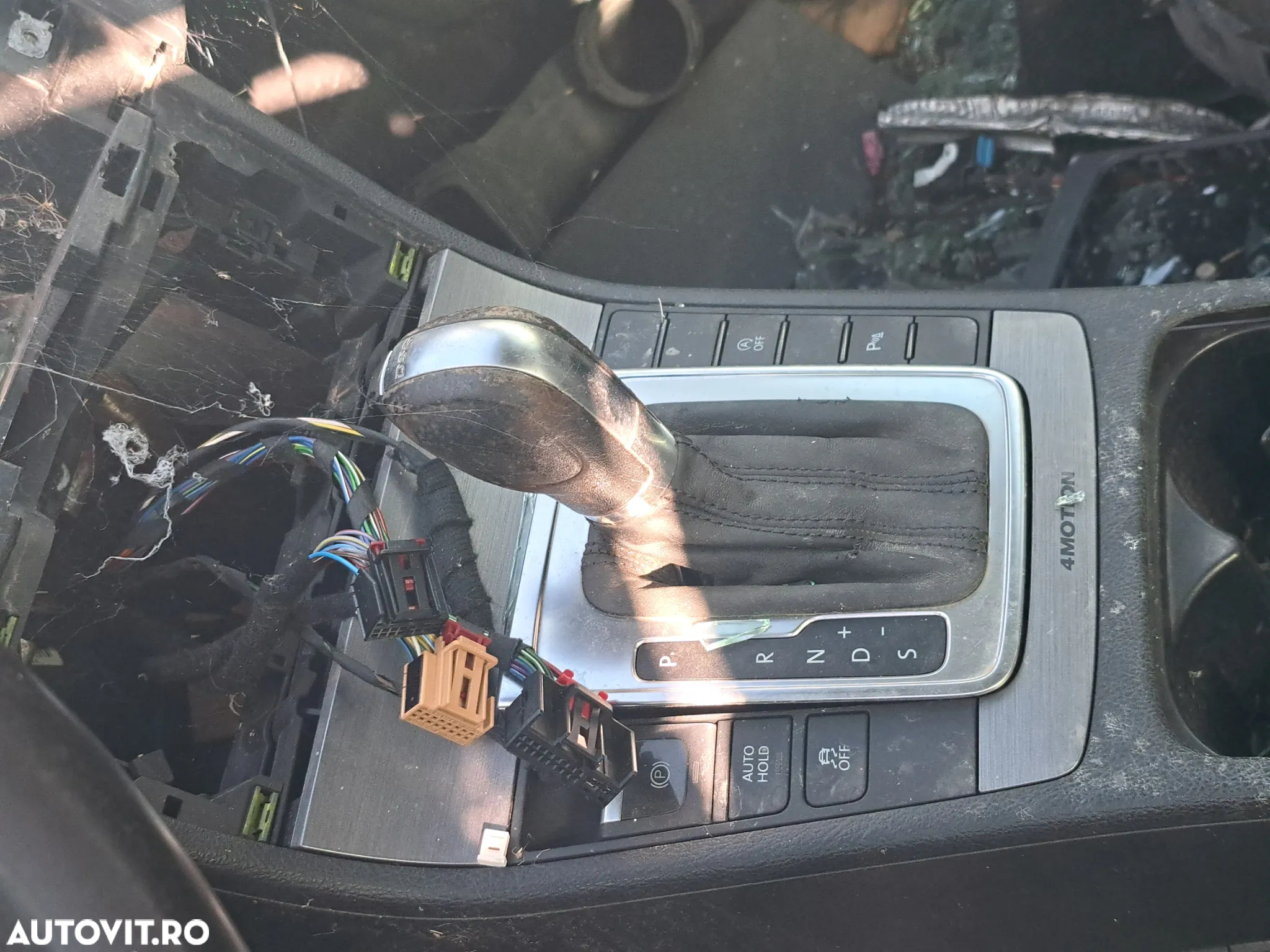 Volan cu comenzi grila ventiatie centrala SZL Grila ventilatie stg dr Schimbator selector viteze Panou butoane frana de mana PDC Start/Stop Panou butoane comenzi geamuri Cotiera cu suport pahare VW Passat B7 2010-2014 - 3