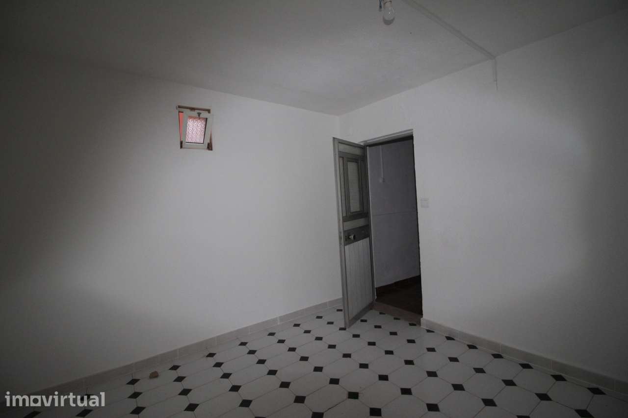 T2 amplo com quintal na Rua da Cruz de Alcântara – Lisboa - Grande imagem: 4/6
