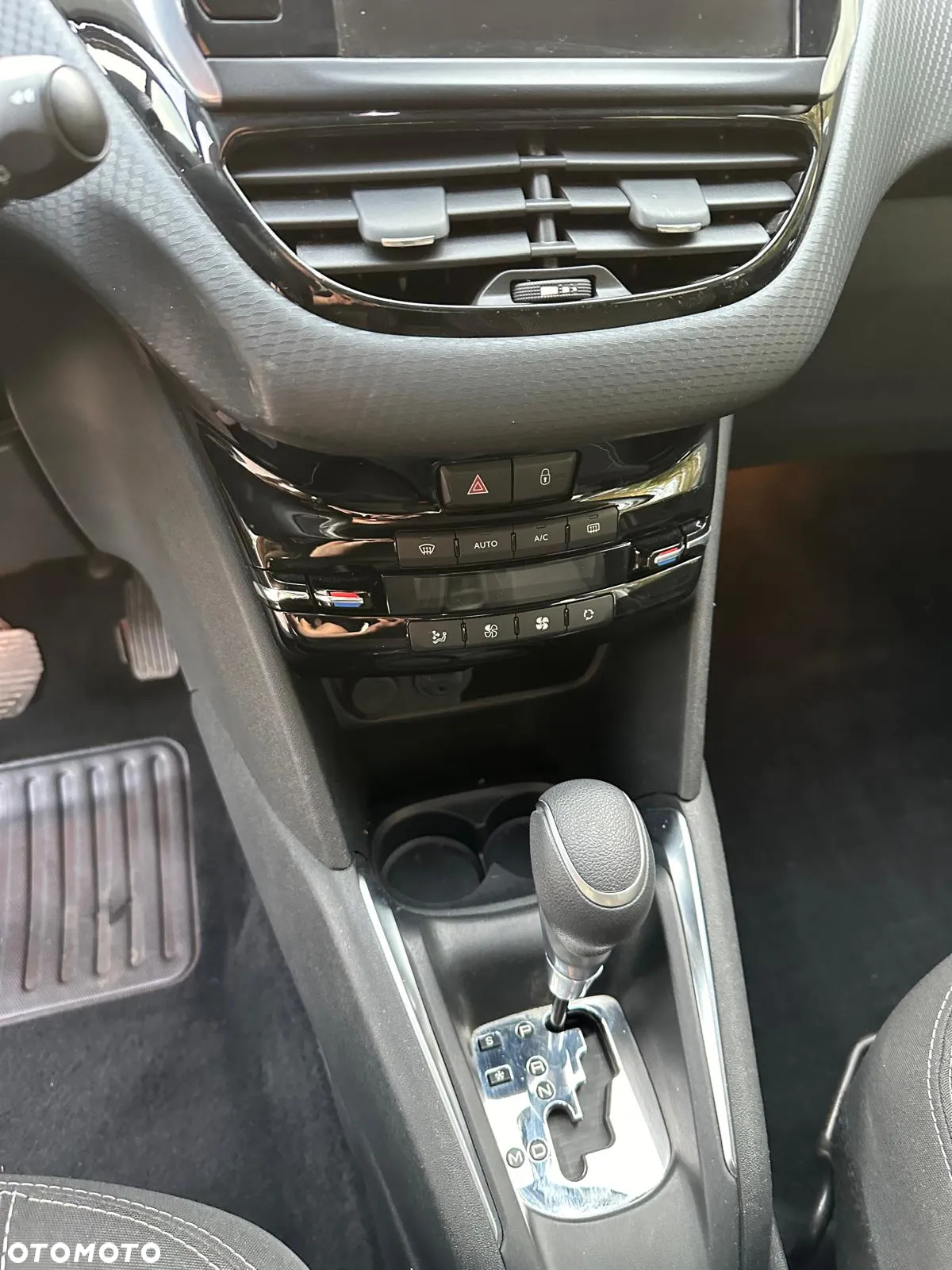 Peugeot 208 - 13